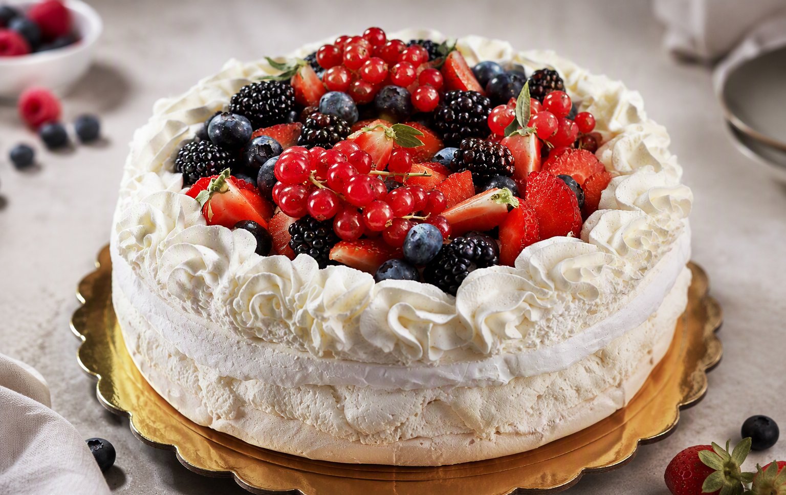 Torta ai frutti rossi su misura